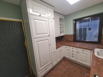 Krásná moderní kuchyňská linka se spořebiči - 2