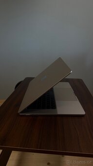 MacBook Air 15" M2 8/512 hvězdně bílý jako nový - 2