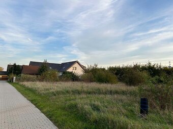 Prodej stavebního pozemku 1223 m2 v obci Čakovičky - 2