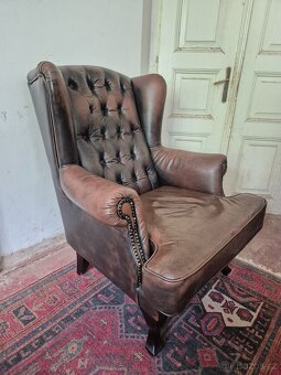 HNĚDÉ KOŽENÉ KŘESLO - UŠÁK VE STYLU CHESTERFIELD - 2
