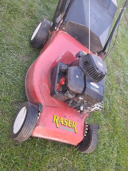 Benzínová sekačka s pojezdem Briggs a Stratton Raser - 2