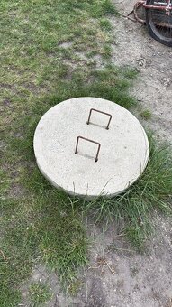 Prodám studniční betonový poklop průměr 80cm s “uchy” - 2
