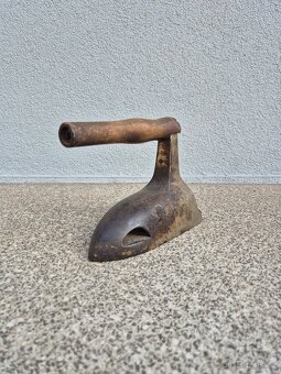 Starožitná žehlička s dřevěným madlem - 2