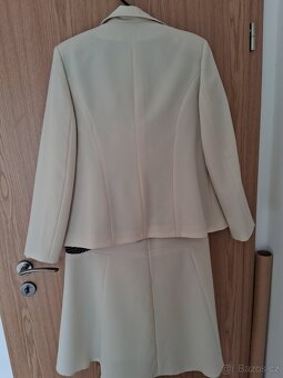 Světlý atypický letní kostým - 2