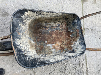 Stavební kolečko ruční starší za 600 kč - 2