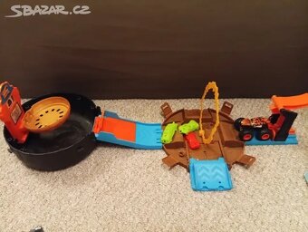 Hot Wheels Monster Trucks Pneumatika – Kaskadérská aréna - - 2