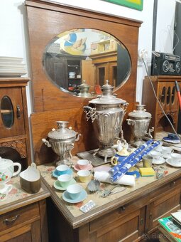 Starožitné noční stolky , komoda se zrcadlem - 2