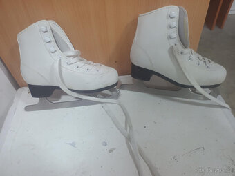 Lední dívčí brusle 30 - 2
