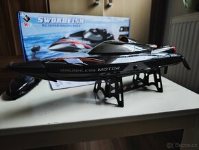 Závodní RC loď Brushless 60km/h pc5.500,- - 2