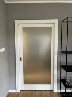 Posuvné bílé interierové dveře se sklem, 100cm - 2