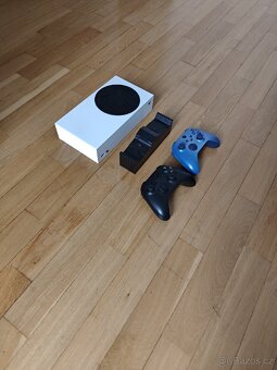 Xbox series s + 2 ovladače - 2