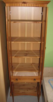Dřevěná vitrína - 2