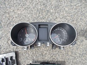 Budíky, ovládání klimatizace VW Golf VI - 2