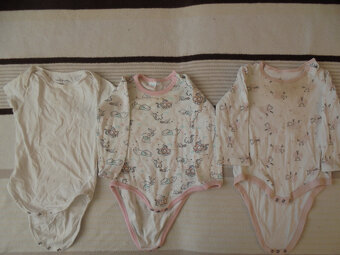 MEGA BALÍK 61 KS DÍVČÍHO OBLEČENÍ VEL.80 ZA SUPER CENU 350,- - 2