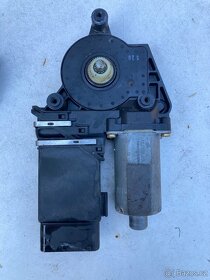 Řidici jednotka centralniho zamykani octavia 104411 302. - 2