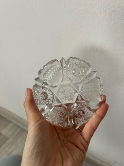 Skleněný vyřezávaný popelnik - 2