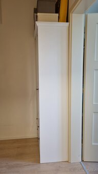 Knihovna / vitrína XXXLutz - 2