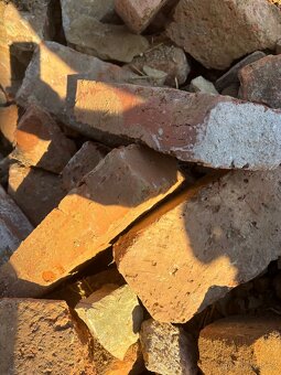 Hliněné cihly s cejchy / pálené cihly - 2