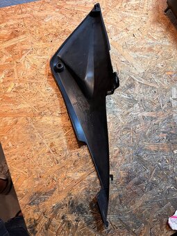 Pravý boční podsedlový plast Honda CBR600RR PC37 05-06 - 2