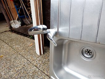 Dřez s baterií a sifonem - 2