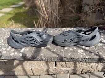 Adidas Yeezy Foam RNR Carbon - 2