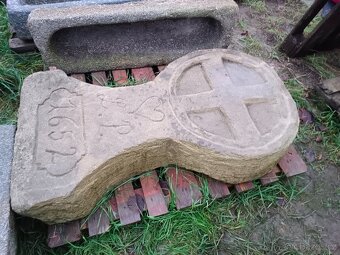 Pískovcový smírčí kříž - 2