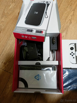 Zánovní Nintendo Switch Oled + Pouzdro - 2