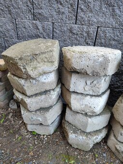 Za flasku daruji betonové šestiúhelníky - 2
