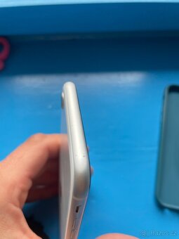 Prodám iPhone SE 2020 64GB bílý - 2