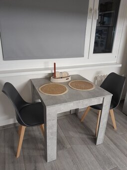 Jidelni židle a stůl - 2