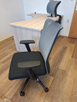 Prodám černé ergonomické kancelářské křeslo - 2