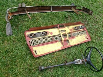 Prodám nádrže na moto a díly na Škoda 100, zadní čelo a zadn - 2