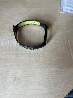 4ks ochranné folie + náhradní náramek na xiomi my band 5,6,7 - 2