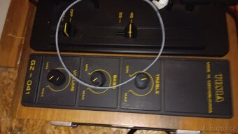 Starý gramofon TESLA - 2