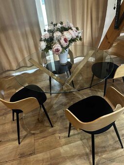 ✨ Skleněný jídelní stůl + 4 designové židle – 7000 Kč ✨ - 2