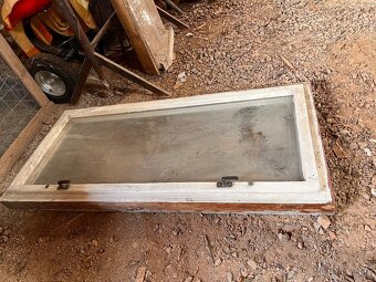 2x STARÁ DVOJITÁ DŘEVĚNÁ BYTELNÁ OKNA PRAVÁ A LEVÁ - 2