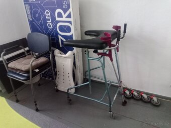 Chodítko na kolečkách, židle WC, sedák na vanu - 2