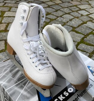 Dívčí brusle Jackson 200 vel. 32 - 2