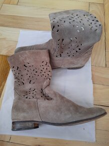 Hnědé kotníčkové kozačky - 2