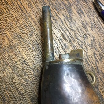 stará prachovnice mosaz měď - zásobník na střelný prach - 2