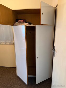 Dřevěná šatní skříň, zachovalá - 2