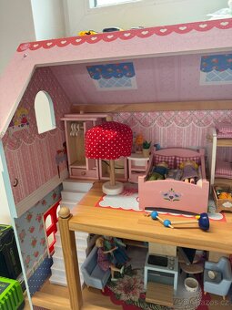 Dřevěný domeček pro panenky s vybavením - 2