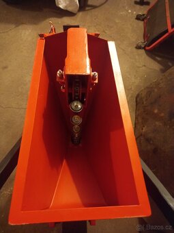 Sazeč česneku a cibule - 2