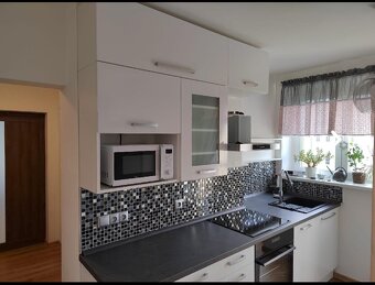 Pronájem 2+1 s balkonem, parkovacím stáním ve dvoře - 2