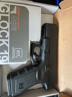 Glock19 vzduchová pistole - 2