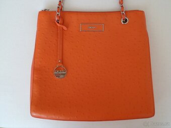 NOVÁ ZNAČKOVÁ KOŽENÁ CROSSBODY KABELKA, zn. DKNY - 2