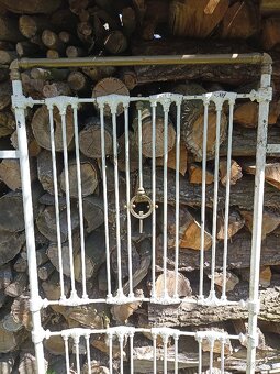 Stará, kovová mřížka s mosaznými prvky - 2