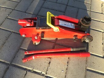 Hydraulický pojízdný zvedák 2t - 2