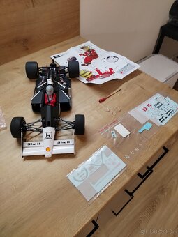 Meng 1:12 F1 McLaren+ Senna figurka Meng - 2