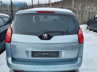 Peugeot 5008. Sklo pátých dveří. - 2